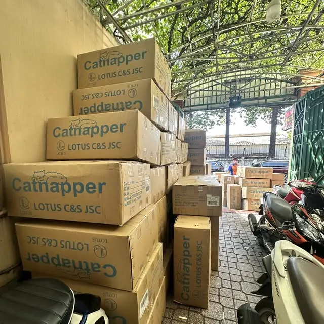 Các thùng carton tập kết trong hẻm chờ gửi